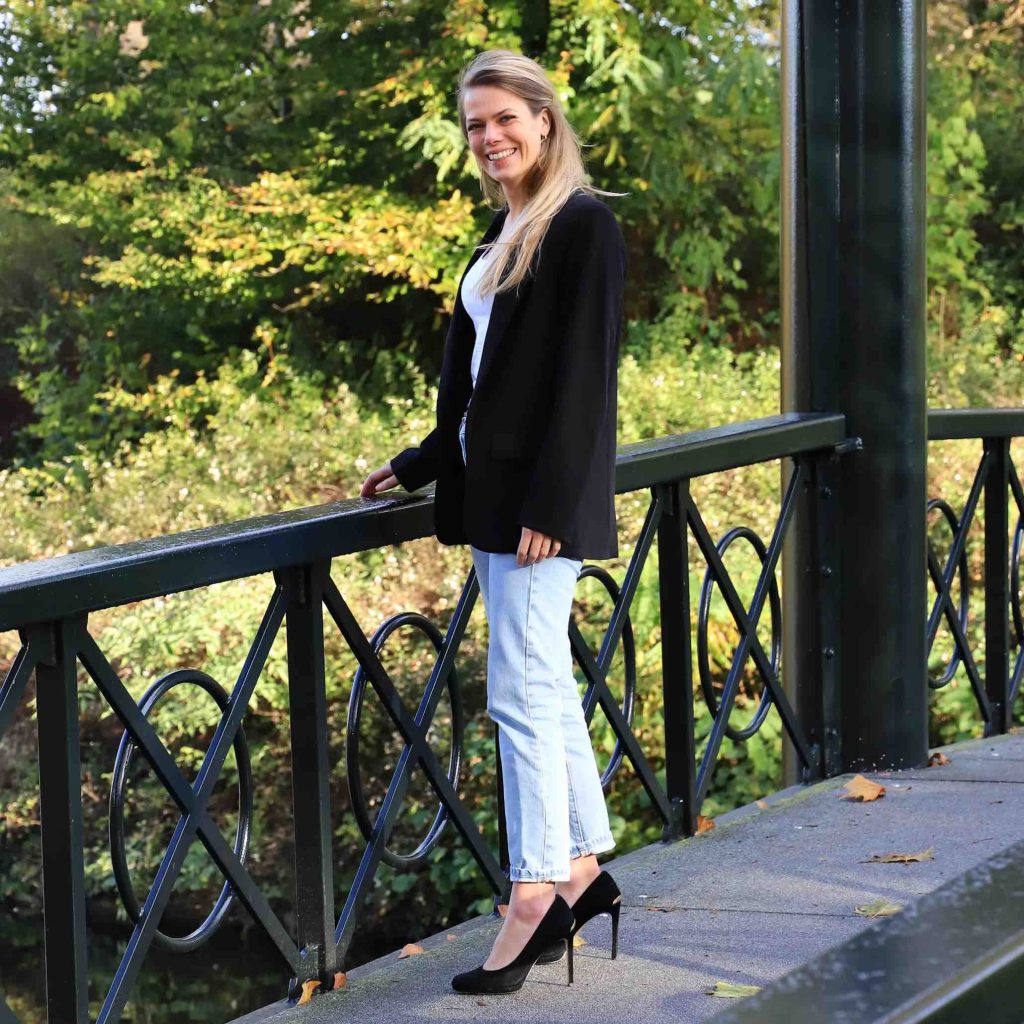Kleurenfoto van lachende vrouw op brug in Deventer. Fotografie door Ont.Daan
