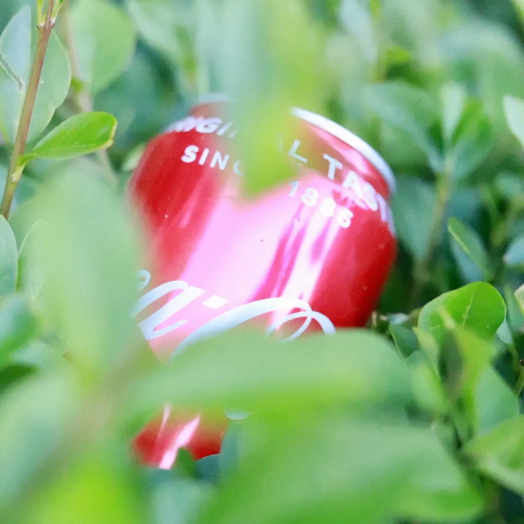 Coca-cola blikje in de struiken. Fotografie door Ont.Daan