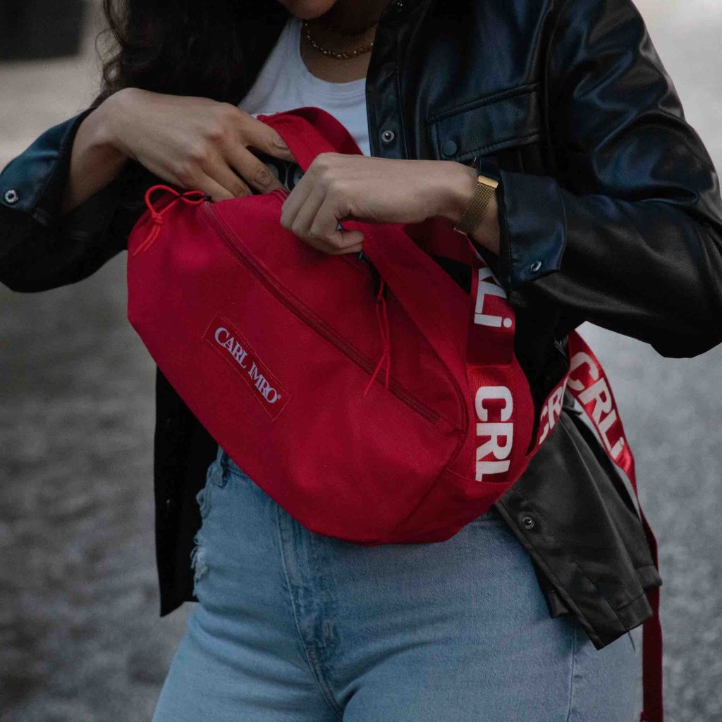 Vrouw pakt iets uit rode tas. Foto gemaakt door Ont.Daan, productshoot.
