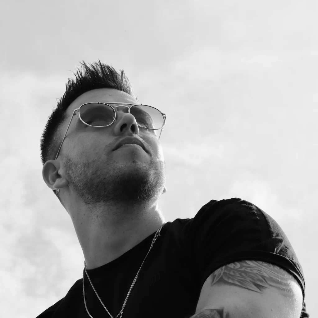 Zwart wit portret foto van man met zonnebril. Fotografie door Ont.Daan