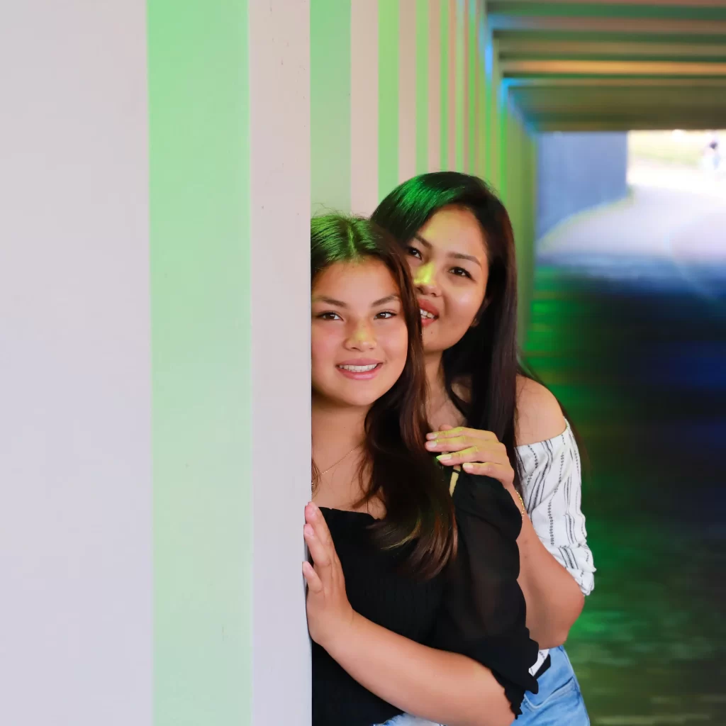 Portretfoto kleur van moeder en dochter in de kleurentunnel in Zutphen. Fotografie door Ont.Daan
