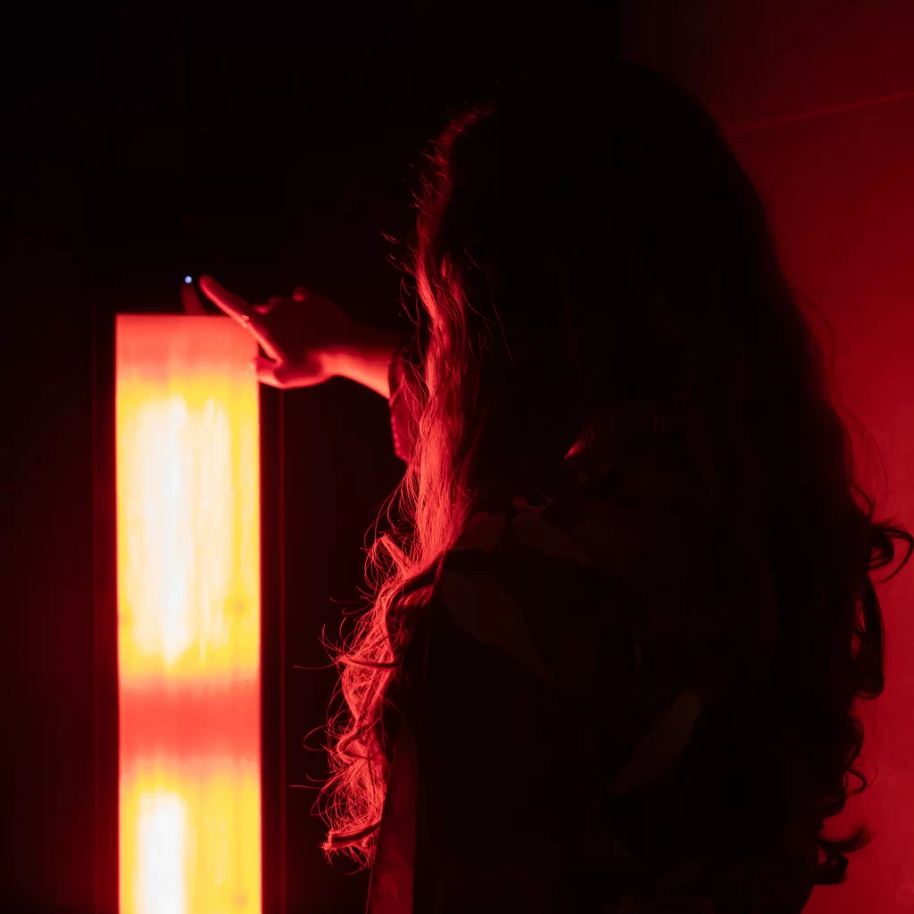 Vrouw bediend sunshower waar warm licht af komt. Fotografie door Ont.Daan