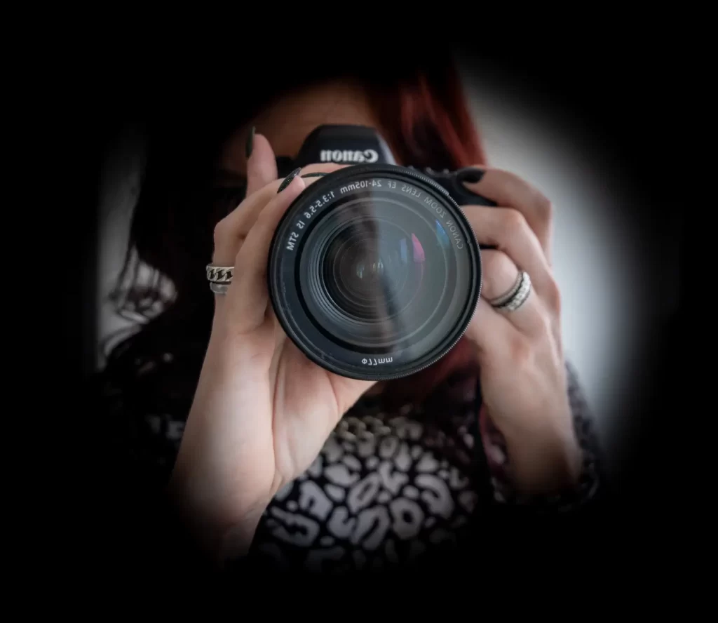 Foto van Danielle met Camera, fotografie is een onderdeel van Ont.Daan